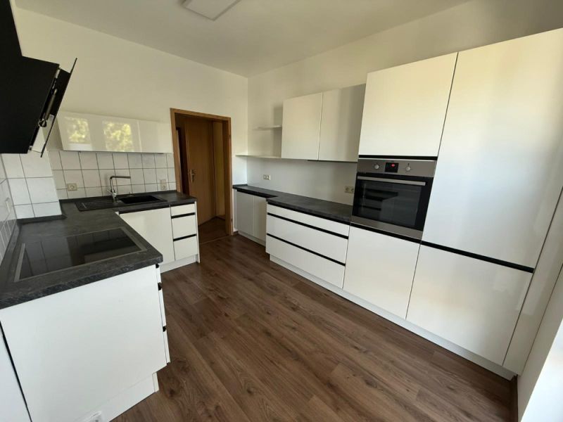mit Einbauküche , Balkon und Garage